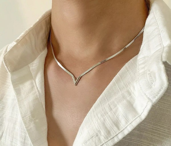 Discover the Elegance of V-Shaped Chain Necklaces Timeless Accessory for Every Occasion